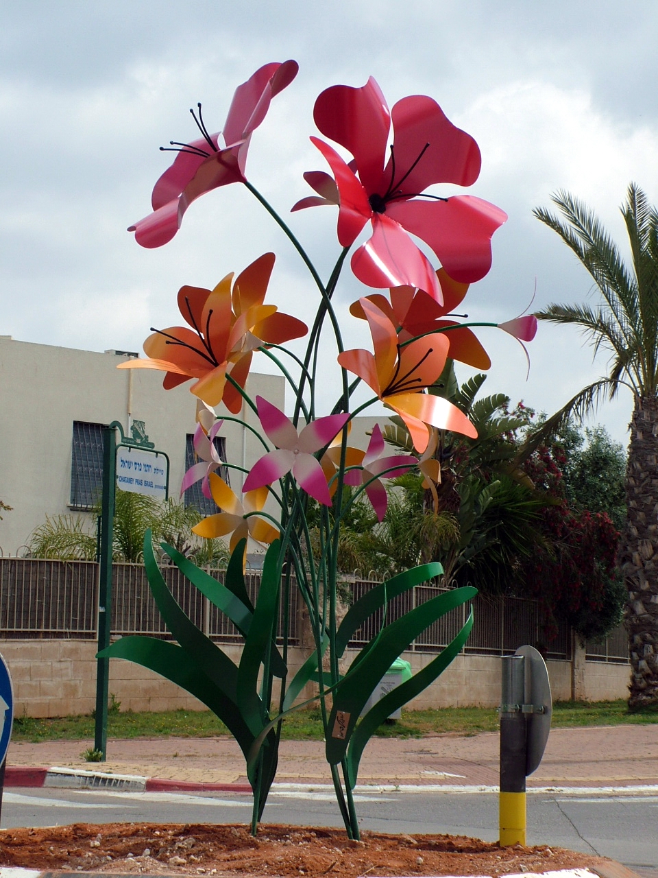 מיצב פסל זר פרחים בכיכר בבאר יעקב