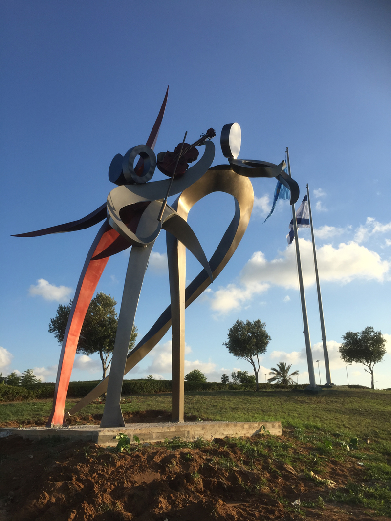 An entrance statue to the city of Yavne