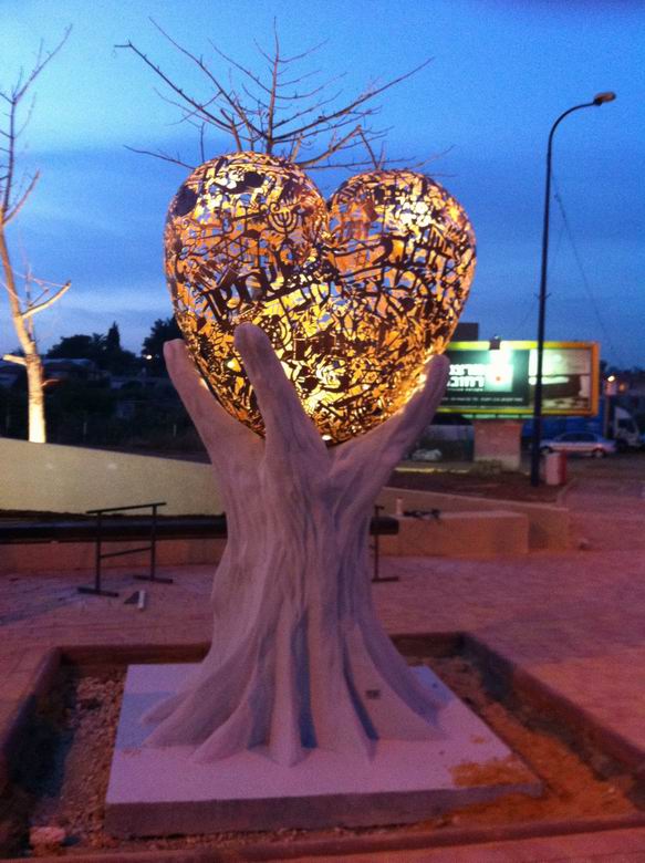 פסל הלב , דרך שמשון צור ברחובות