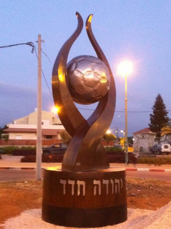 פסל בכיכר על שם יהודה חדד ברחובות