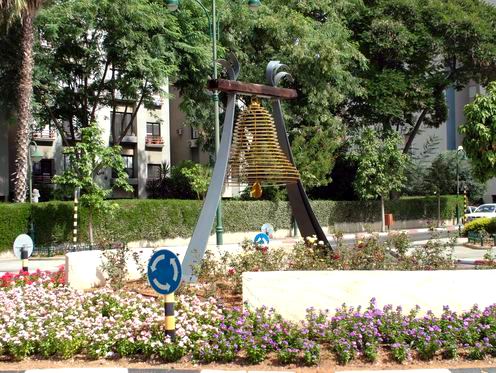 פסל הפעמון בכיכר בנס ציונה