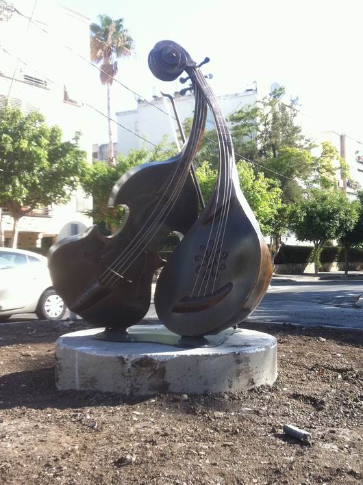 Mandolin and violin statue in Kiryat Bialik