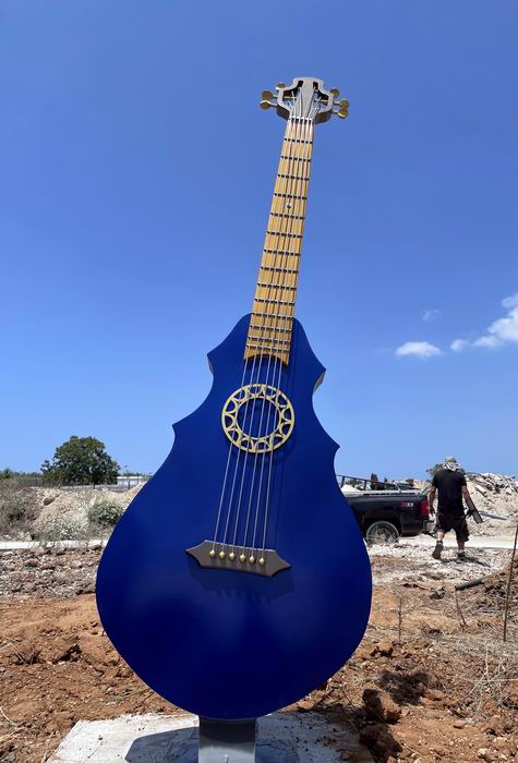 הגיטרה הכחולה, גן יבנה.